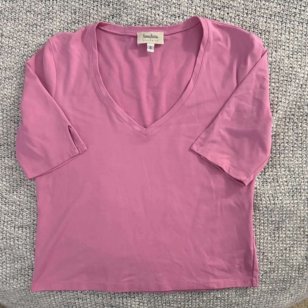 Neiman Marcus Exclusive V-Neck Tee
Women’s Small – Pink